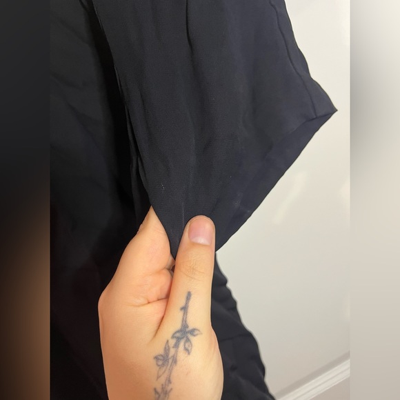 Michael KORS Metallic Gold Chain/Studded Neckline Black Blouse Size Medium - Picture 11 of 13